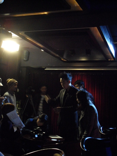 스태프들과 상의하는 마술사