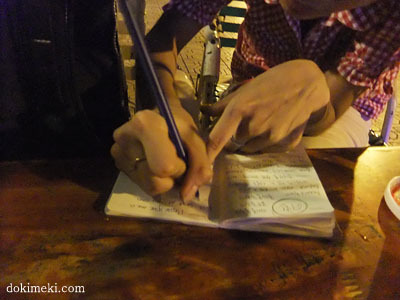 노트에 베트남어를 쓰고 있는 작성자의 친구