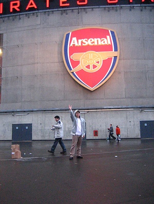 아스날 구장 앞에서 사진찍은 글쓴이의 모습