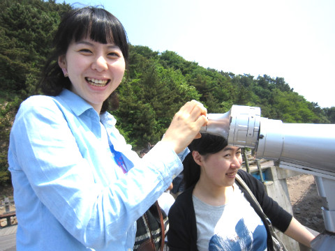 망원경을 잡고있는 직원