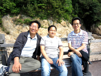 벤츠에 앉아 있는 직원