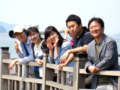 펜스에 기댄 직원들