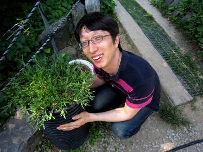 화분을 든 직원