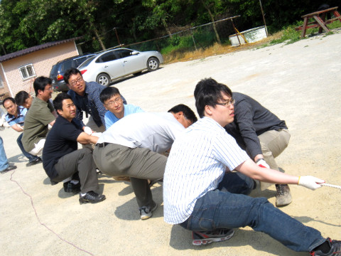 줄다리기를 하는 직원들