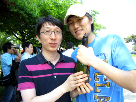 선물받고 기뻐하는 직원들