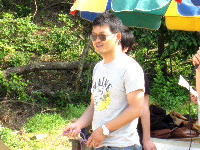 게임을 진행하는 김대욱 책임