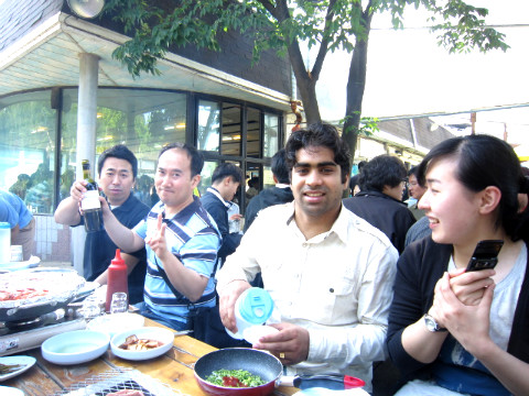 식사중인 직원들