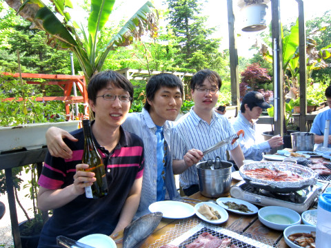 식사중인 직원들