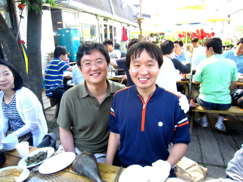 식사중인 직원들