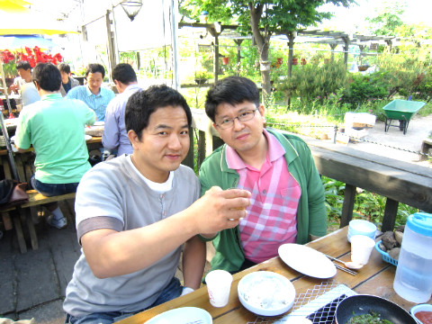 식사중인 직원들