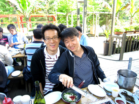 식사중인 직원들