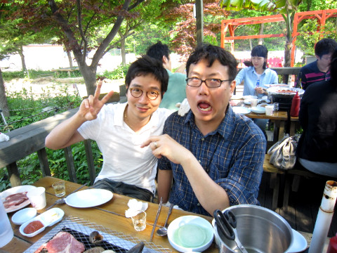 식사중인 직원들