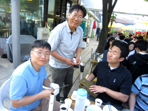 식사중인 직원들