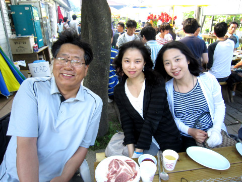 식사중인 직원들