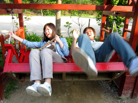 흔들의자를 타는 작성자와 직원