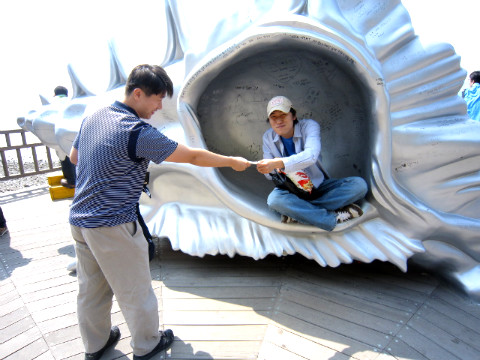 조개 조형물에 앉아있는 미스타 도