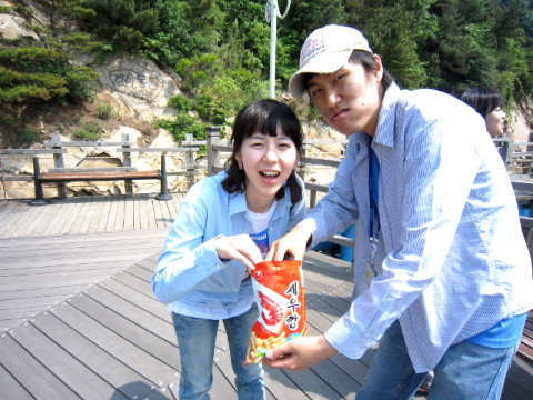 새우깡을 먹고 있는 직원들