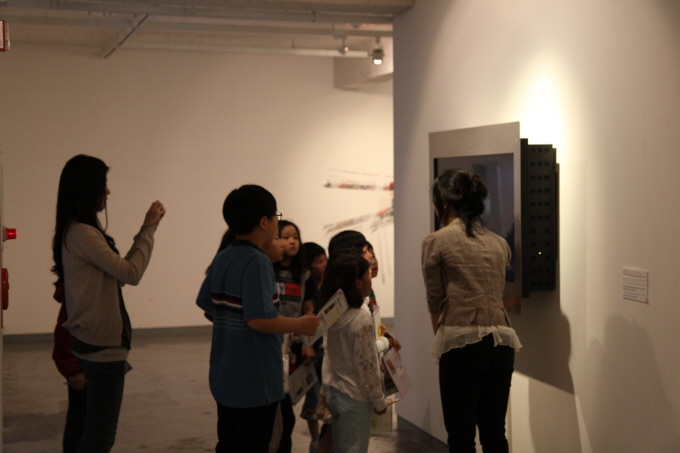 전시회를 둘러보는 아이들