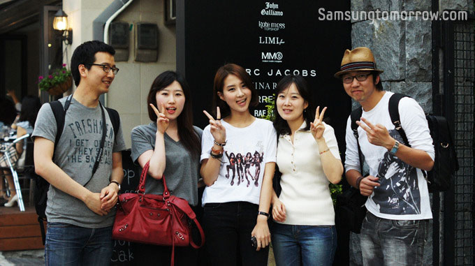 브이하는 안드로이드녀와 취재진