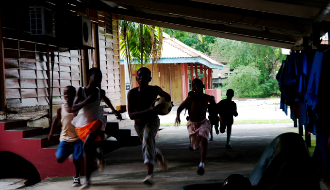 축구공을 들고 뛰는 아이들