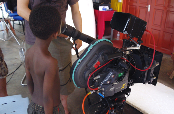 뷰파인더를 들여다보는 아이