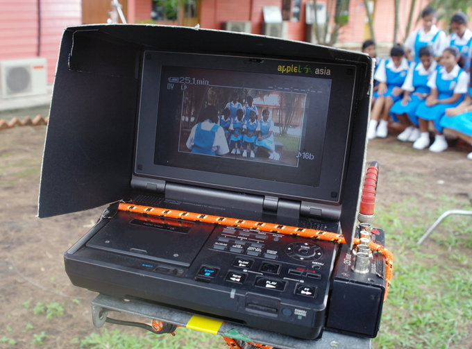 인도여학생들 사진이 떠있는 소형 모니터