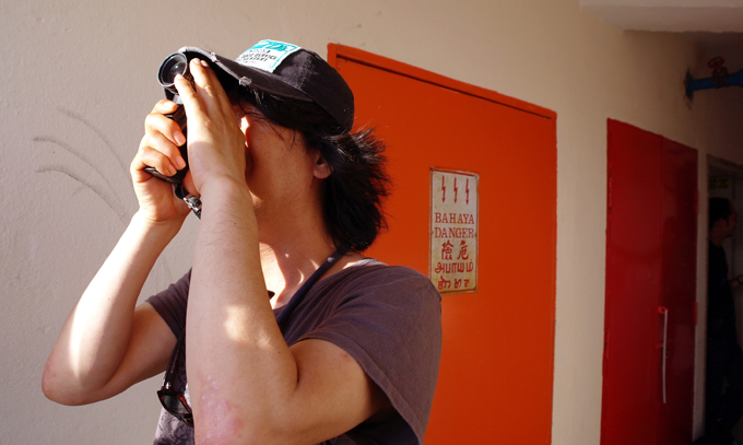 조도계로 조명을 측정하고 있는 변재근 감독