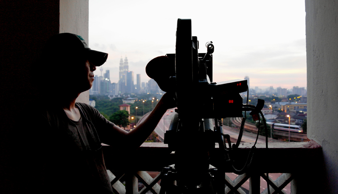 통로에서 촬영 중인 카메라 감독