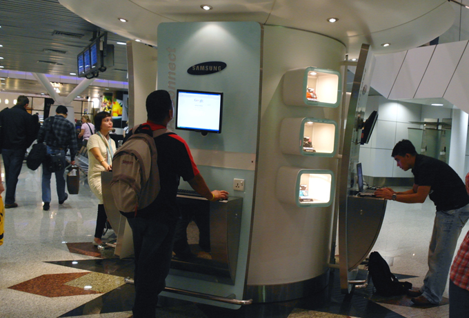 공항에서 무료 삼성 PC를 사용하는 사람들