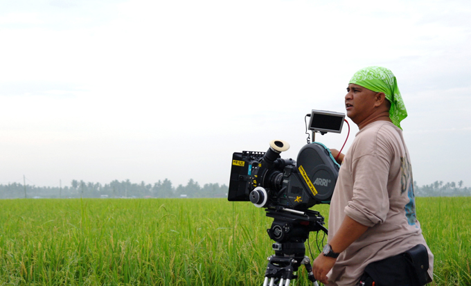 카메라 장비를 다루시는 '미미'