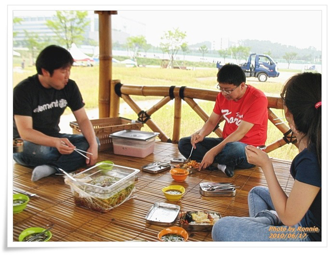 원두막에서 식사하는 동료들