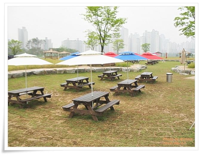  테마파크 내 피크닉 테이블