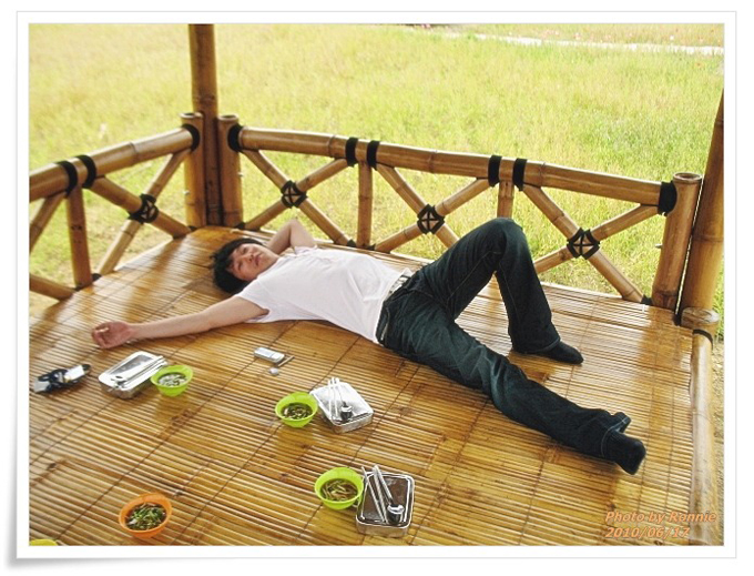 원두막에 누워있는 저자