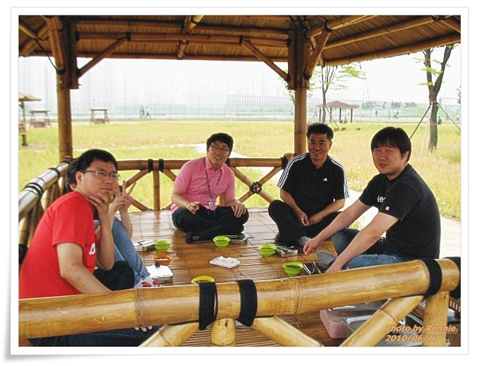 원두막에 앉아있는 저자와 동료들