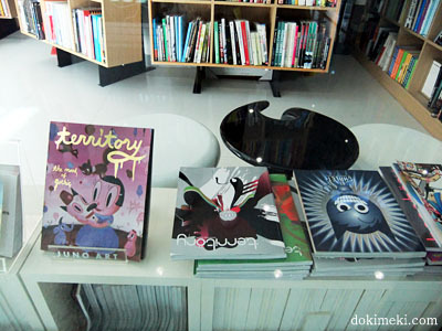 서점에 진열된 디자인 서적들