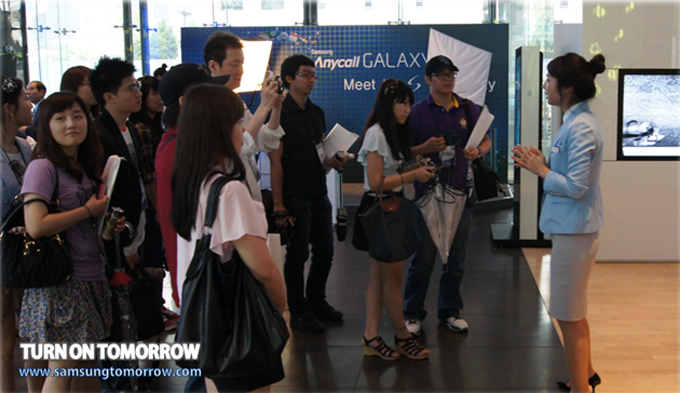 안내원과 체험단