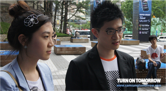 인터뷰 중인 남매