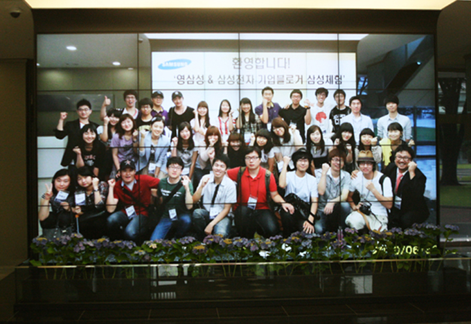 수원 디지털시티 입구에 전시된 체험단 사진
