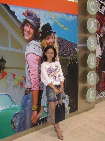 영화 포스터 앞에서 찍은 여성