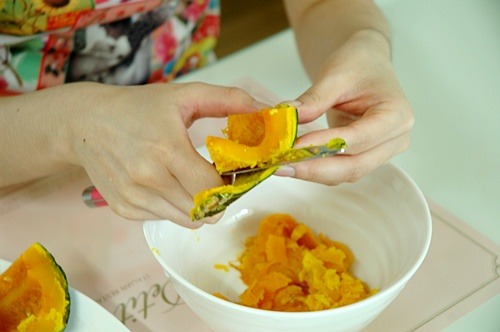 익힌 단호박을 손질하는 저자