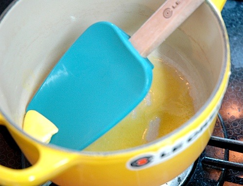 버터를 두른 냄비