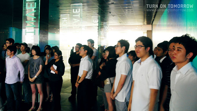 긴장하고 있는 참가자들