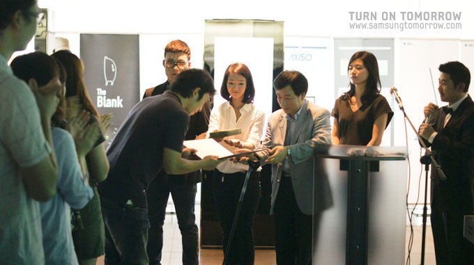 상을 받는 수상자