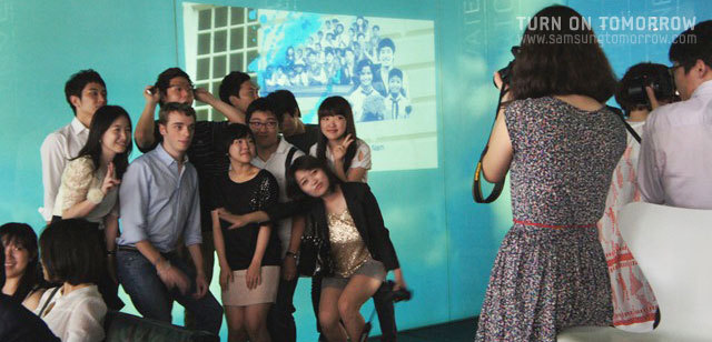 기념촬영하는 사람들