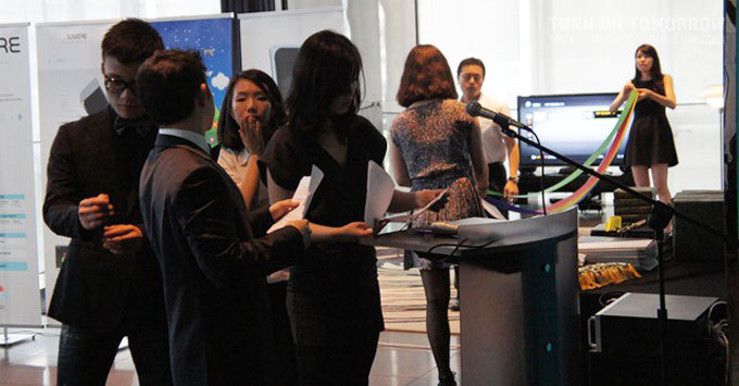 행사를 준비하는 사람들