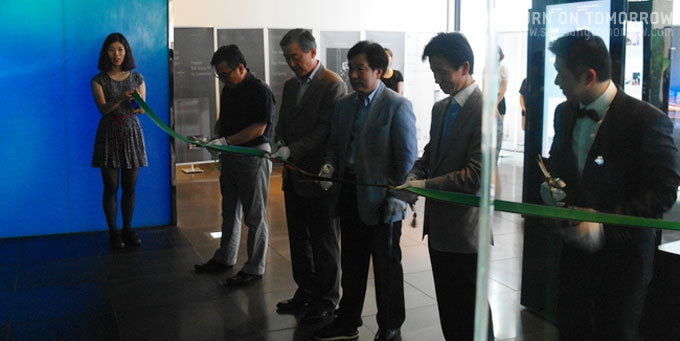 테이프 커팅식을 하는 사람들