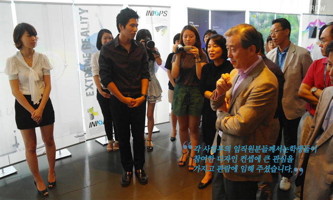 각사업부의 임직원들 께서는 학생들이 참여한 디자인 컨셉에 큰 관심을 가지고 관람에 임해 주셨습니다.