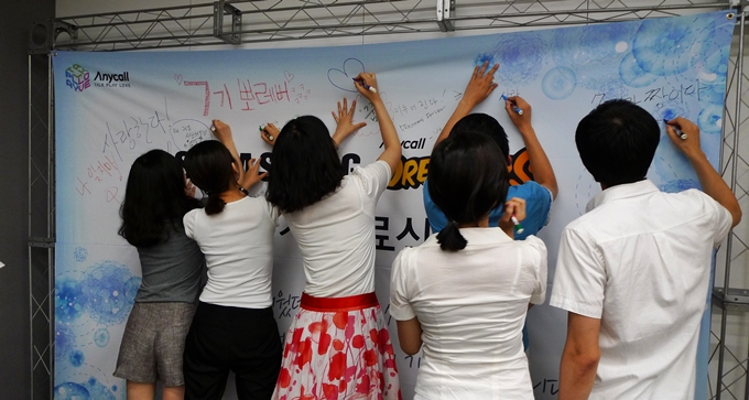 현수막에 글을 남기는 드리머즈들