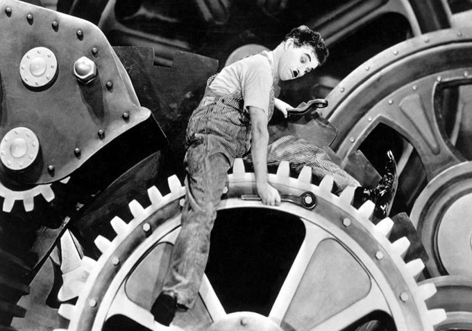 영화 '모던타임즈'의 나사를 조이고 있는 찰리채플린
