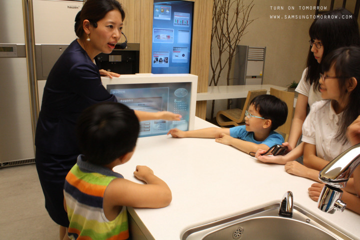 설명중인 안내원